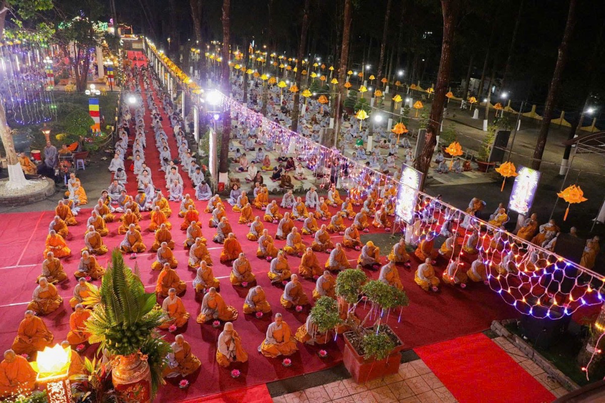 Đồng Nai: Trang nghiêm lễ hoa đăng mừng khánh đản Đức Phật A Di Đà tại chùa Long Phước Thọ